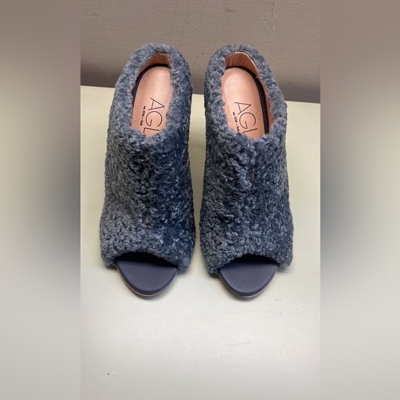 AGL MADE IN ITALY Gray Fuzzy Mules with Peep-Toe Design - Picture 1 of 8